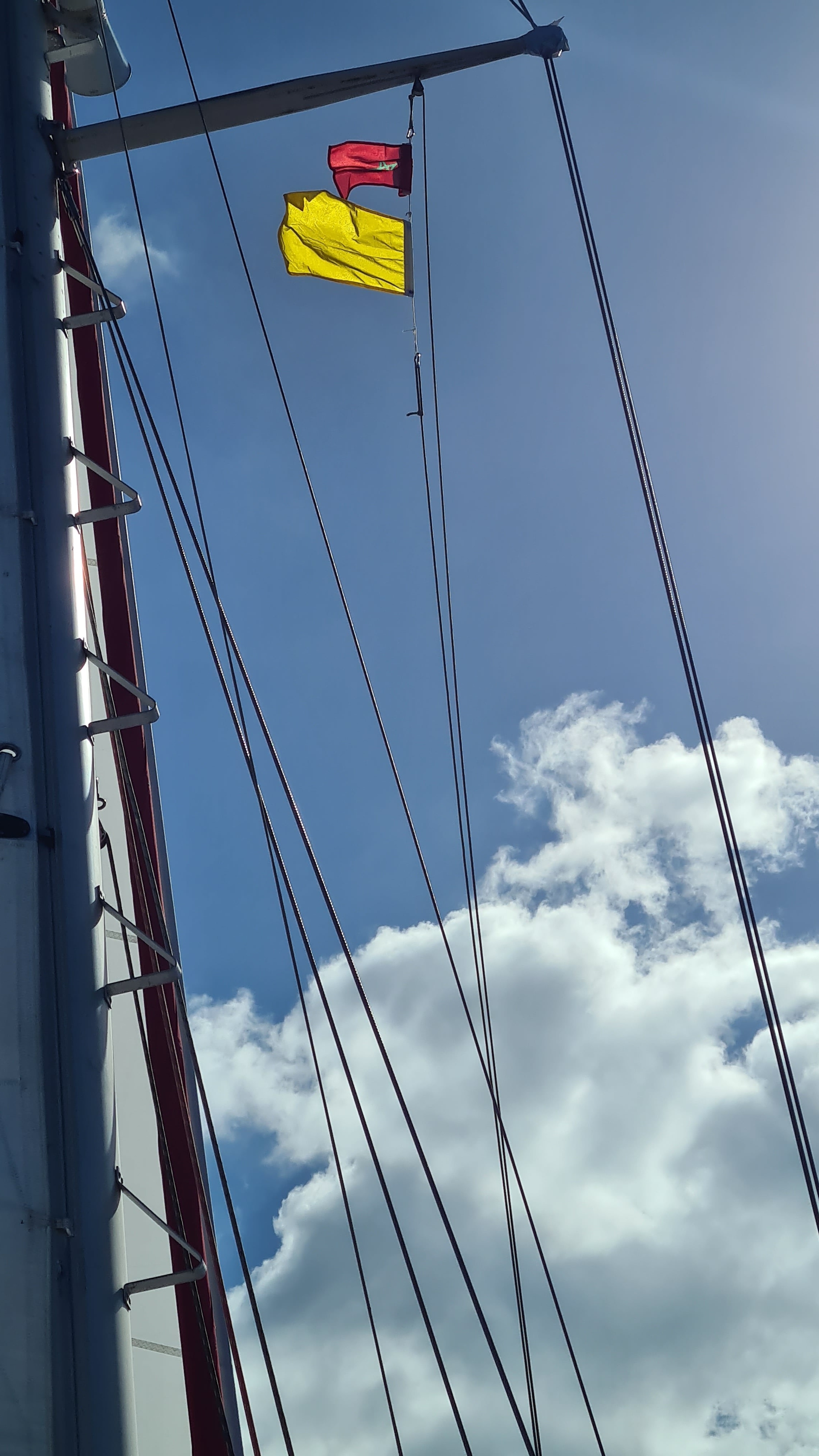 Marokkanische und Quarantäne Flagge für die Einreise nach Afrika